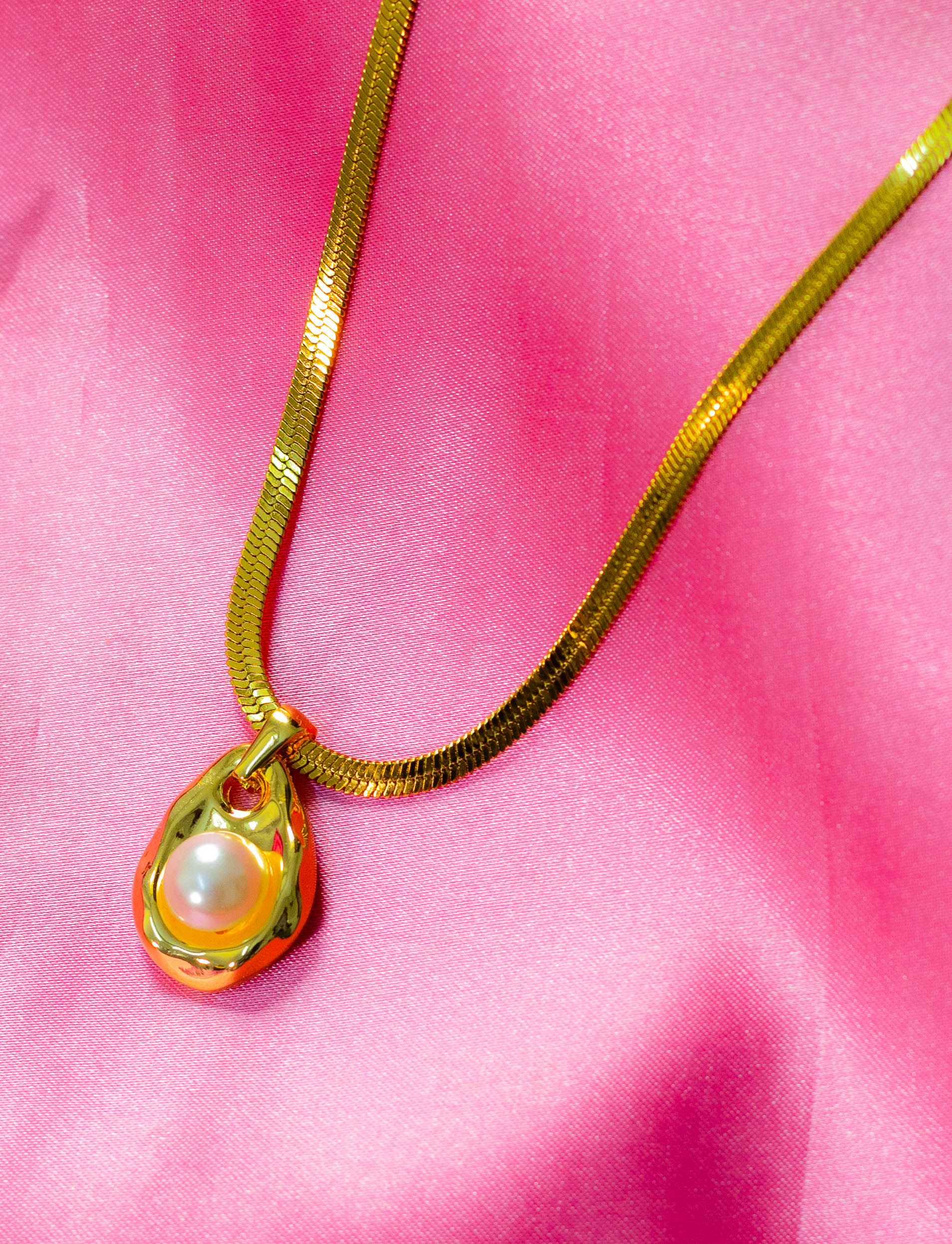 Baroque Pearl Pendant Necklace with Herringbone Chain