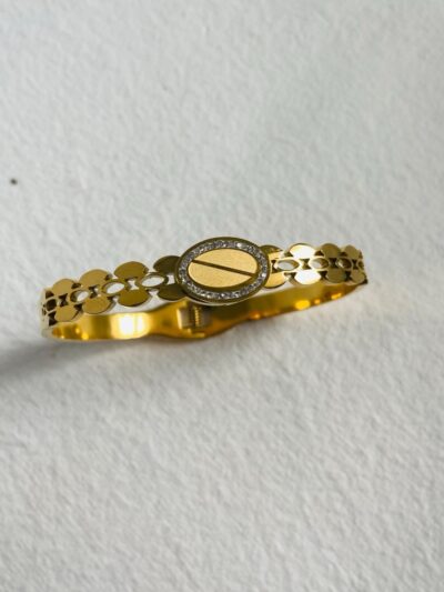 Elegant gold-plated bracelet with a contemporary design and shimmering accents.