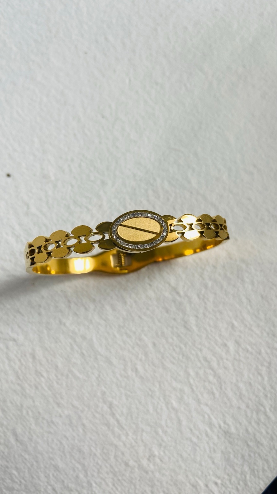 Elegant gold-plated bracelet with a contemporary design and shimmering accents.